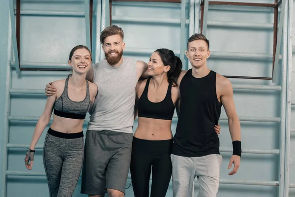 Sportliche Männer und Frauen — Stockfoto