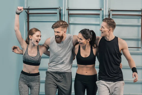 Sportliche Männer und Frauen — Stockfoto