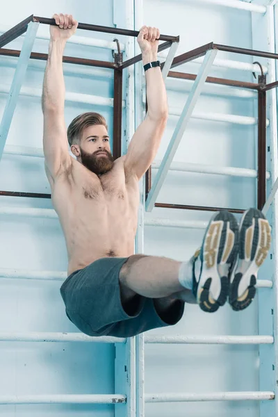 Homem desportivo exercitando-se no ginásio — Fotografia de Stock