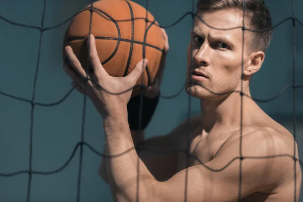 Sportlicher Mann mit Basketball-Ball — Stockfoto