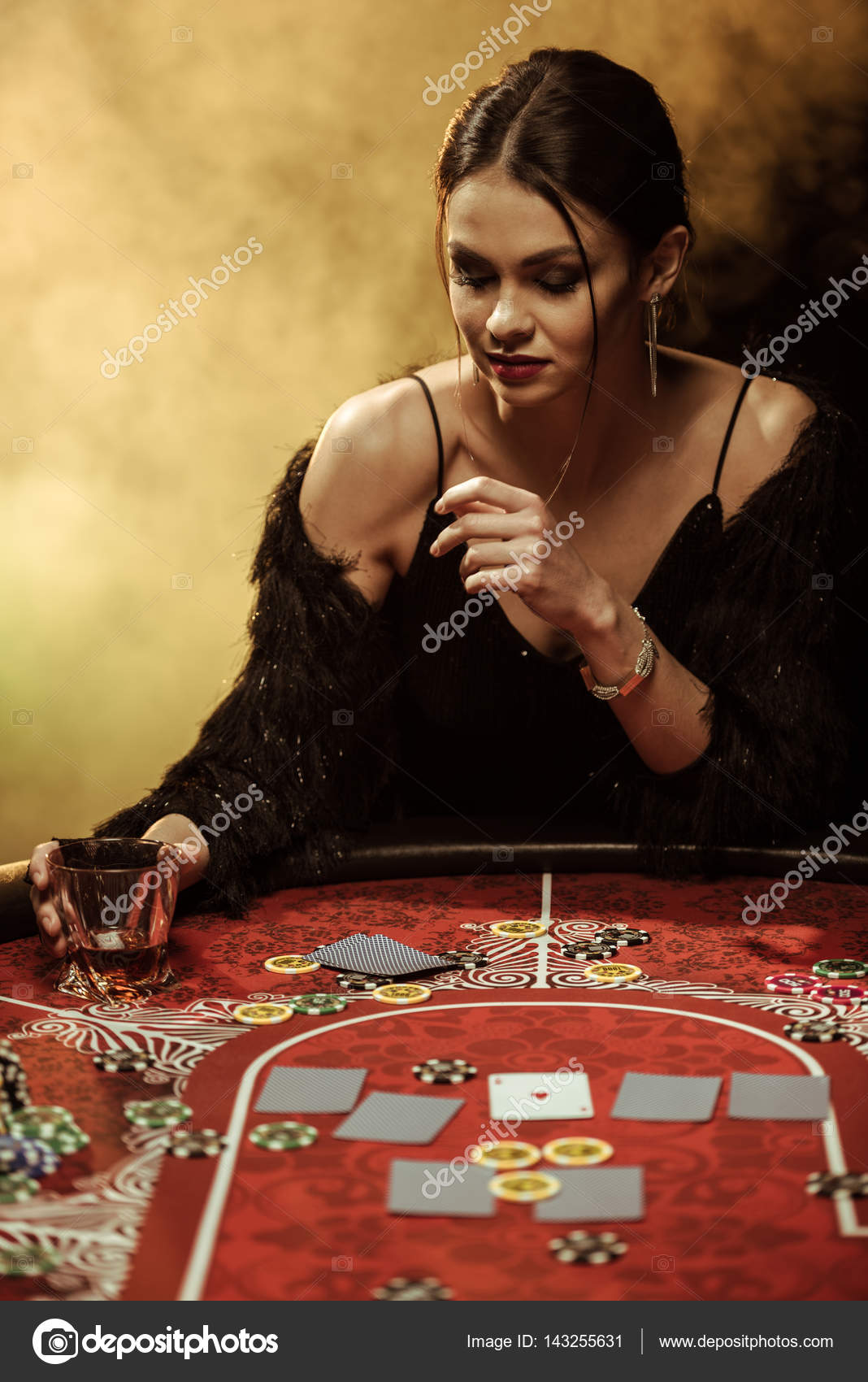 люди играют в карты за столом