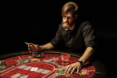 poker oynayan adam