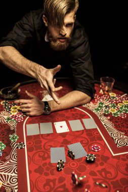 poker oynayan adam