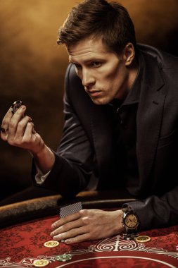 poker oynayan adam 