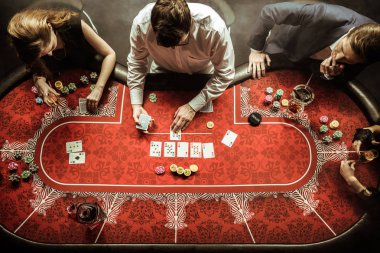 poker oynayan gençler