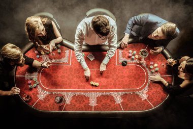 poker oynayan gençler