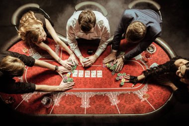 poker oynayan gençler