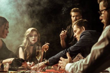 poker oynayan gençler