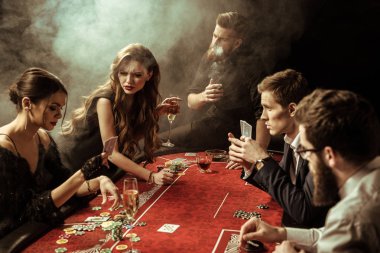 poker oynayan gençler