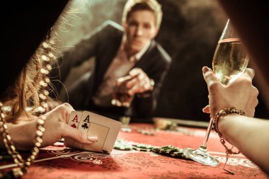 Poker oynayan kadın