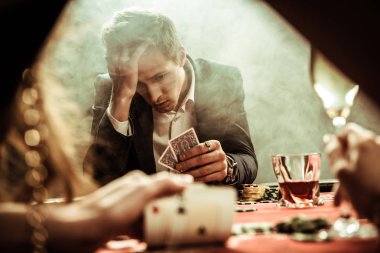 poker oynayan adam