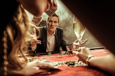 poker oynayan adam