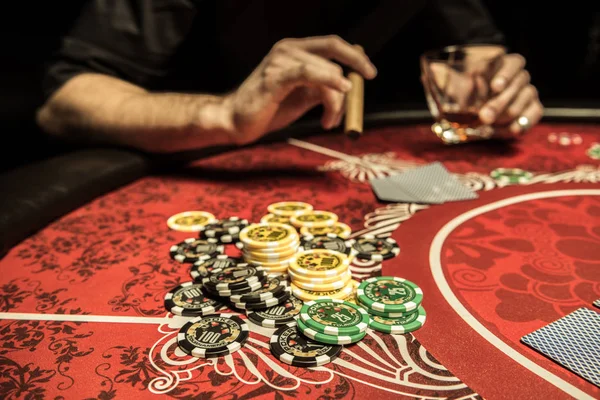 Poker chips på bordet — Stockfoto