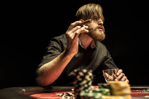 Homem a jogar poker — Fotografia de Stock