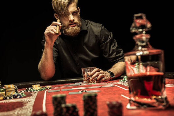 Человек играет в покер
