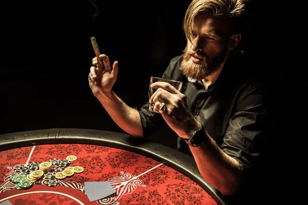 Man spelar poker — Stockfoto