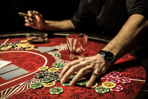 Homem a jogar poker — Fotografia de Stock