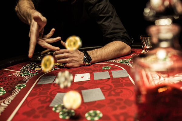 Человек играет в покер
