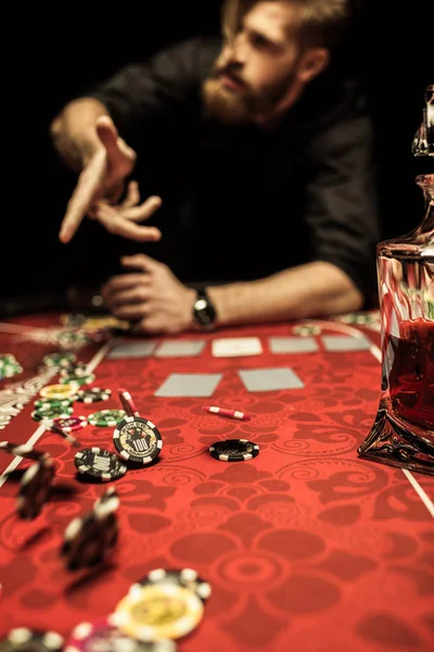 Людина, гри в покер — стокове фото