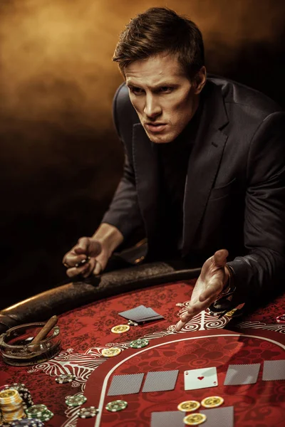 Человек играет в покер — стоковое фото