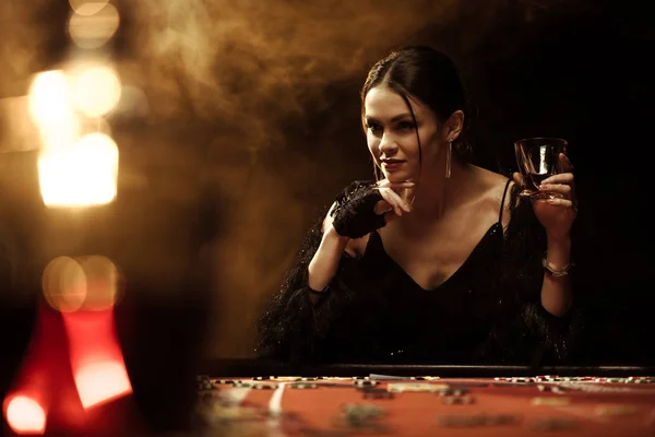 Splendida donna al tavolo da poker — Foto Stock