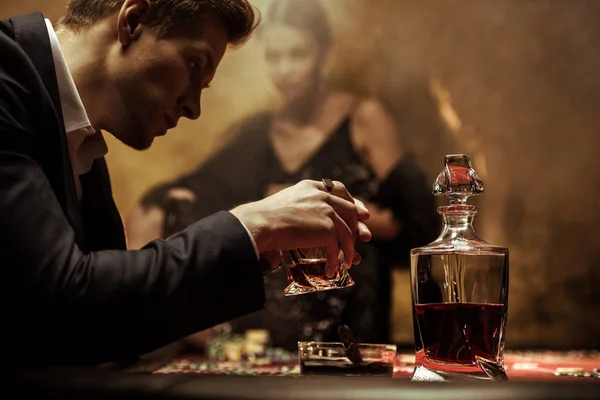 Man drinking whisky — Stock Photo, Image