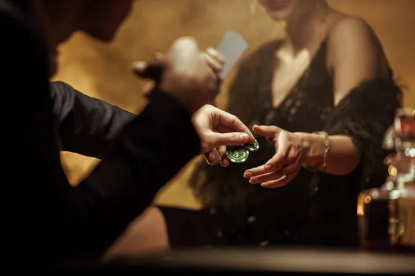 Couple playing poker — Stock Photo, Image