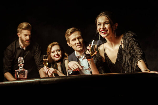 Молодые люди пьют алкоголь
