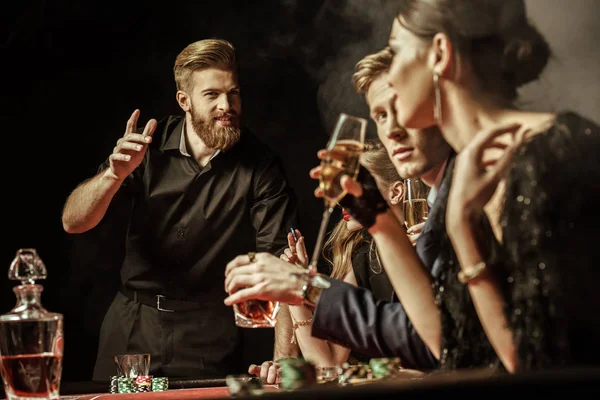 Junge Leute spielen Poker — Stockfoto