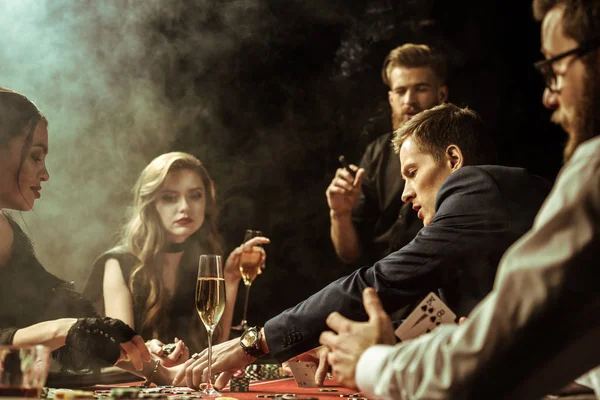 Молодые люди играют в покер — стоковое фото