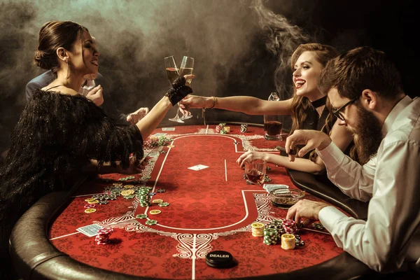 Jóvenes jugando al poker — Foto de Stock
