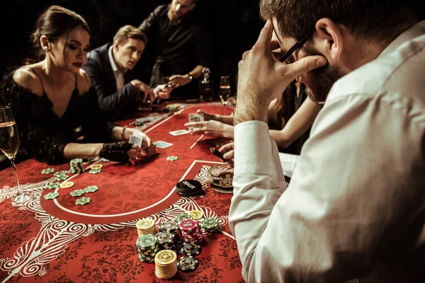 Ungdomar som spelar poker — Stockfoto