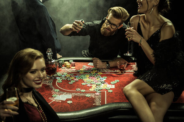 молодые люди играют в покер
