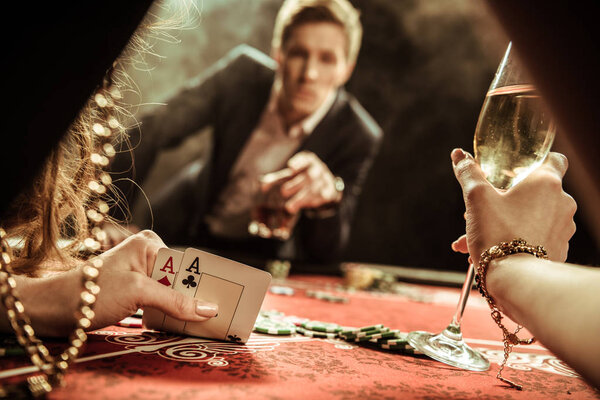 Женщина играет в покер
