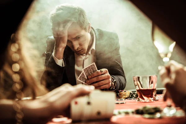 Man spelar poker — Stockfoto