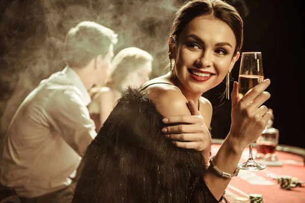 Woman holding drink — Stock Photo, Image