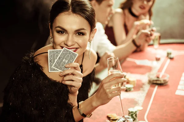 Woman holding drink — Stock Photo, Image