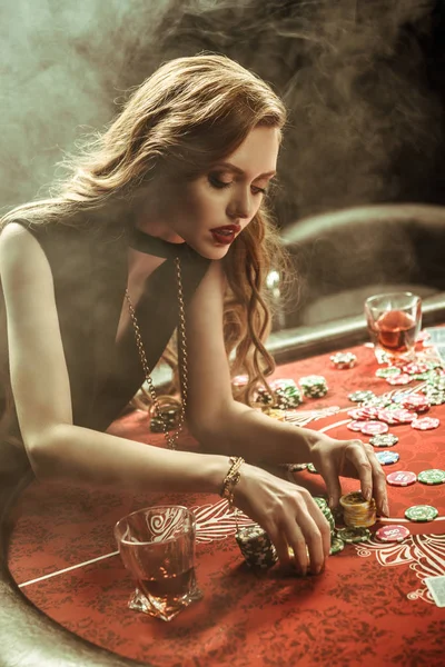 Mujer con fichas de poker — Foto de Stock