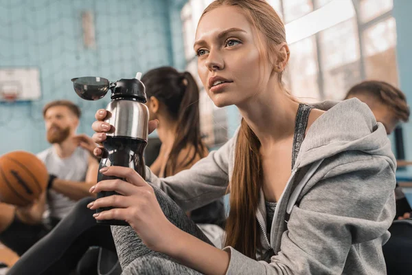 Young sportswoman drinking — Stock Photo, Image