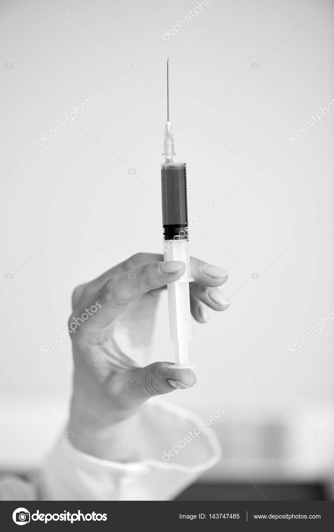 医生拿着注射器 免费图库图片 C Arturverkhovetskiy