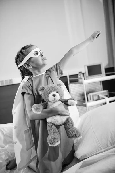 Menina jogando no hospital — Fotografia de Stock