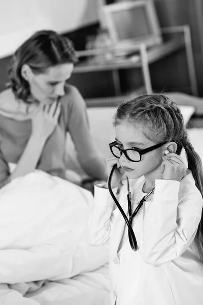 Маленькая девочка врач — стоковое фото