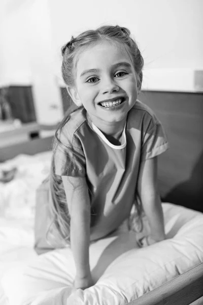 Kislány a kórházban — Stock Fotó