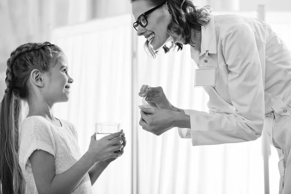 Médico con poco paciente — Foto de Stock