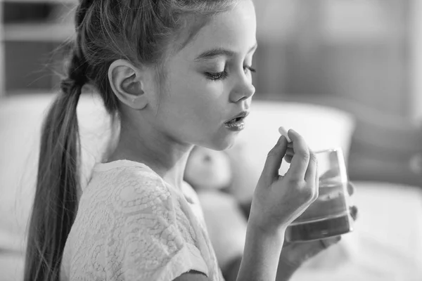 Menina tomando remédio — Fotografia de Stock