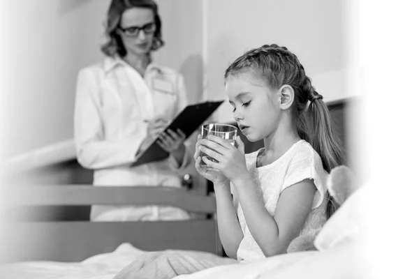 Médico con poco paciente — Foto de Stock