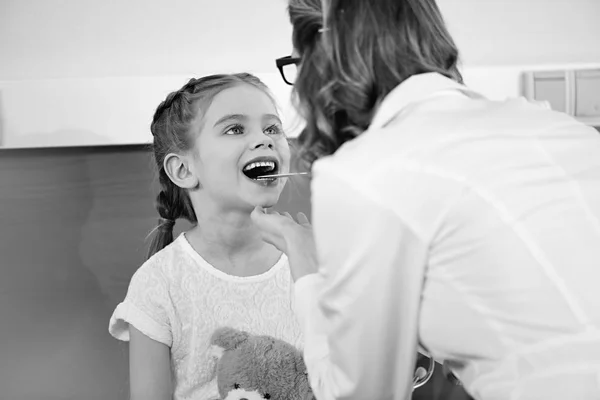 Medico con piccolo paziente — Foto Stock