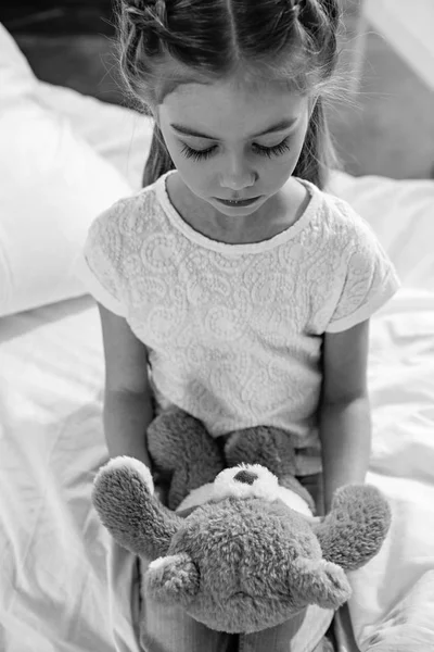 Kleines Mädchen im Krankenhaus — Stockfoto