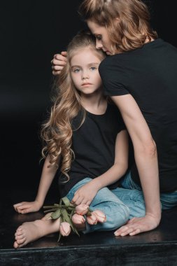 sarılma anne ve kızı