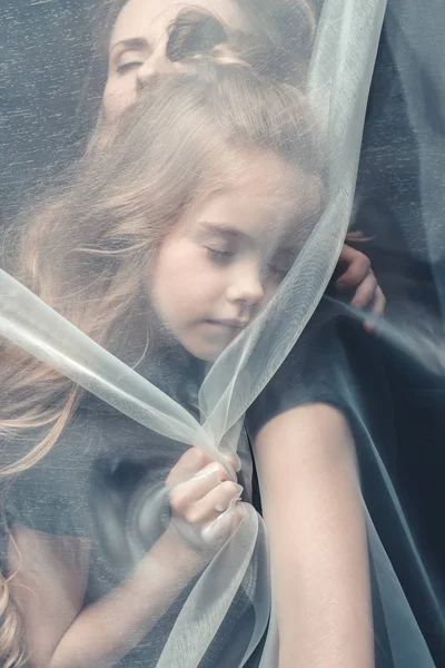 Terna filha e mãe abraço — Fotografia de Stock